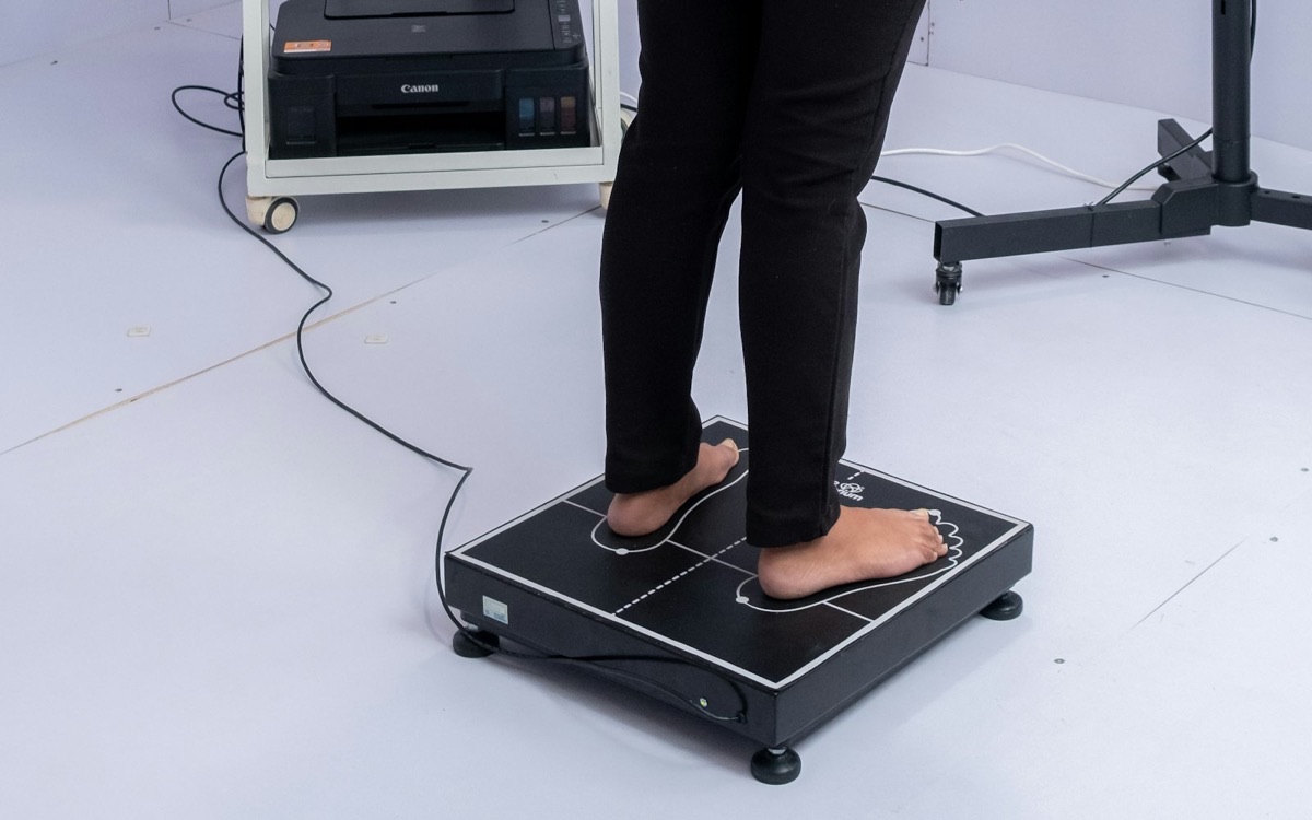 Person auf einer Messplatte während eines Gleichgewichtstests.